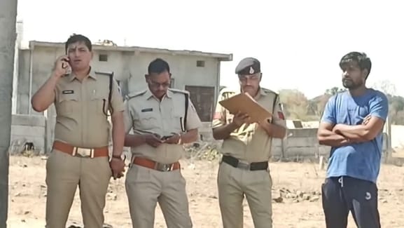 बालू रेती में दबी मिली लाश से फैली सनसनी, सिर पर मिले चोट के निशान, जिसका था मकान उसी की मिली ल बालू रेती में दबी मिली लाश से फैली सनसनी, सिर पर मिले चोट के निशान, जिसका था मकान उसी की मिली ल