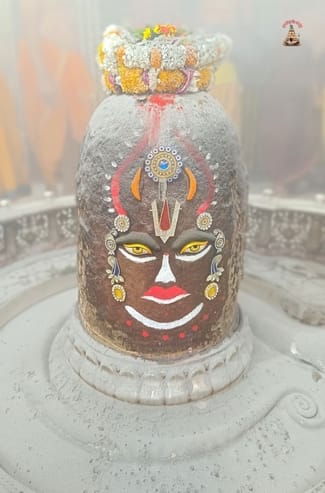 एकादशी पर भस्म आरती मे वैष्णव तिलक लगाकर सजे बाबा महाकाल, भक्तो को हुए अलौकिक दर्शन