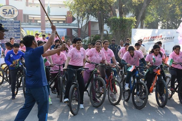 फोटो 16: सोनीपत के साई केंद्र में साइक्लोथॉन को हरी झंडी दिखाकर रवाना करते हुए। स्रोत : खिलाड़ी