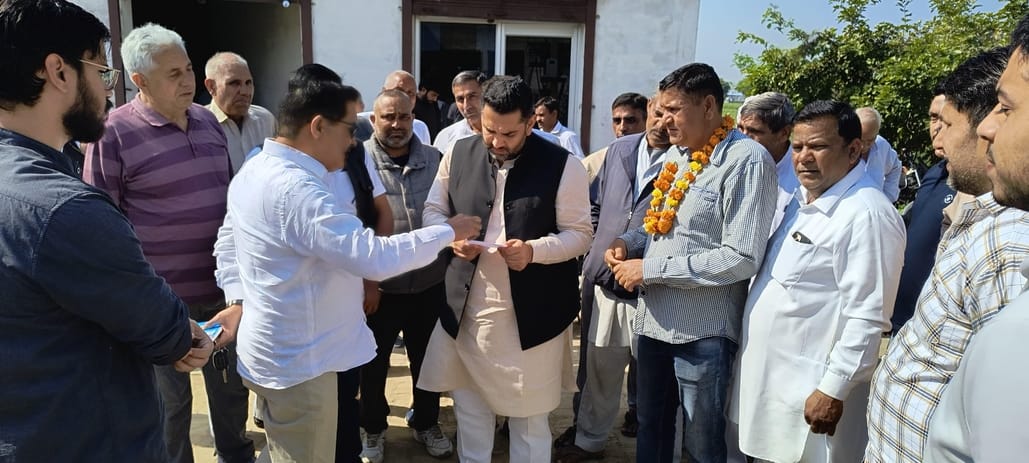 फोटो 24: सोनीपत के लहराड़ा में मिनी बाईपास के निर्माण को लेकर लोगों से चर्चा करते विधायक निखिल 