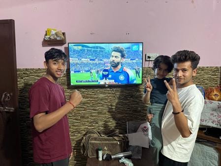 फोटो 37- सोनीपत में चैंपियंस ट्रॉफी में भारत की जीत के बाद क्रिकेट प्रेमी आतिशबाजी करते हुए। स् फोटो 37- सोनीपत में चैंपियंस ट्रॉफी में भारत की जीत के बाद क्रिकेट प्रेमी आतिशबाजी करते हुए। स्
