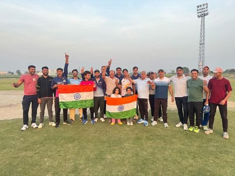 फोटो 37- सोनीपत में चैंपियंस ट्रॉफी में भारत की जीत के बाद क्रिकेट प्रेमी आतिशबाजी करते हुए। स् फोटो 37- सोनीपत में चैंपियंस ट्रॉफी में भारत की जीत के बाद क्रिकेट प्रेमी आतिशबाजी करते हुए। स्