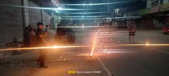 क्रिकेट में भारत की जीत पर जींद में खुशी मनाते हुए युवक