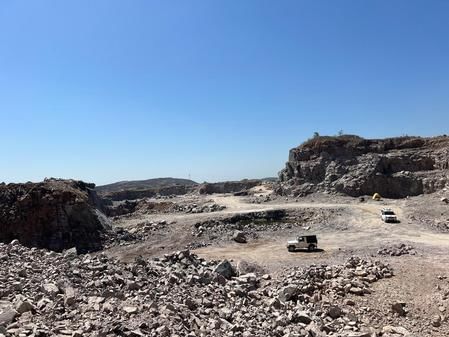 क्रेशर खदान पर कार्यवाही करता जिला प्रशासन