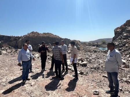 क्रेशर खदान पर कार्यवाही करता जिला प्रशासन