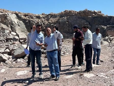 क्रेशर खदान पर कार्यवाही करता जिला प्रशासन