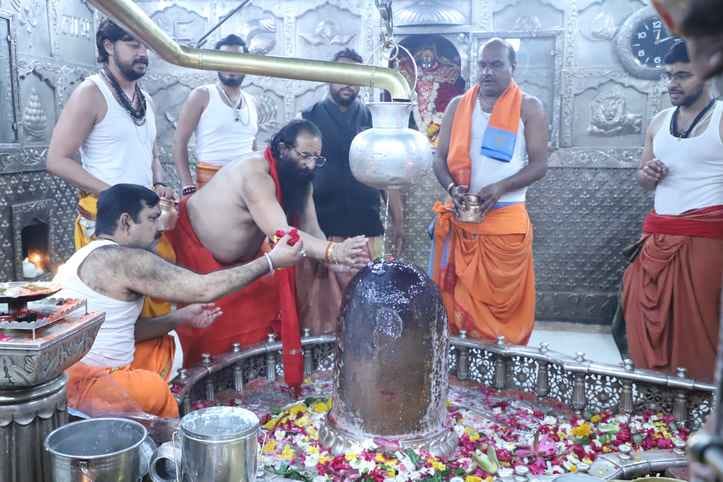 महाकाल मंदिर में हुआ दो संतों का मिलन, अखाड़ा परिषद अध्यक्ष और महामंडलेश्वर उत्तम स्वामी ने किए