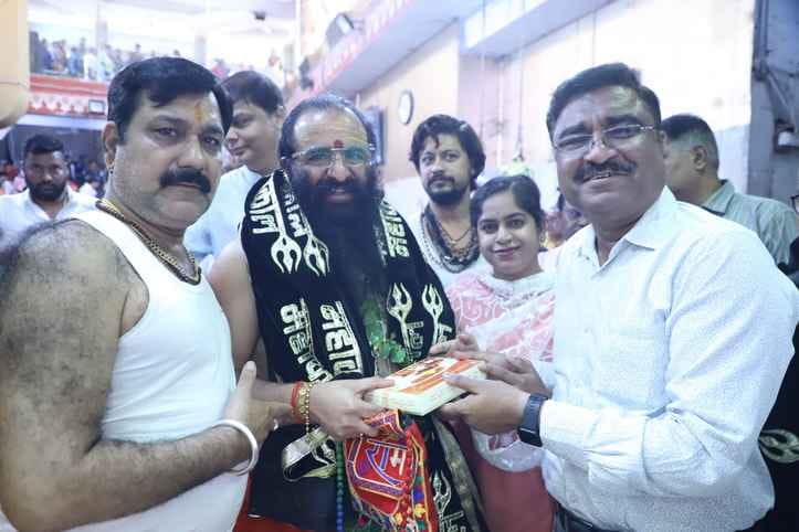 महाकाल मंदिर में हुआ दो संतों का मिलन, अखाड़ा परिषद अध्यक्ष और महामंडलेश्वर उत्तम स्वामी ने किए