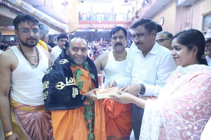 महाकाल मंदिर में हुआ दो संतों का मिलन, अखाड़ा परिषद अध्यक्ष और महामंडलेश्वर उत्तम स्वामी ने किए