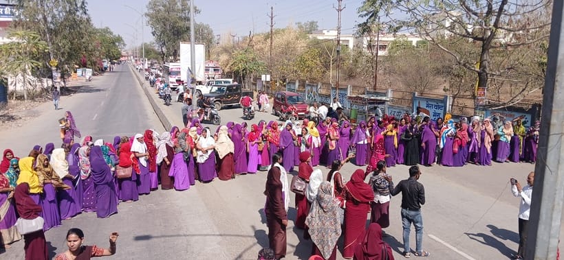 सीहोर। आशा-ऊषा ने कलेक्ट्रेट के सामने किया चक्काजाम।