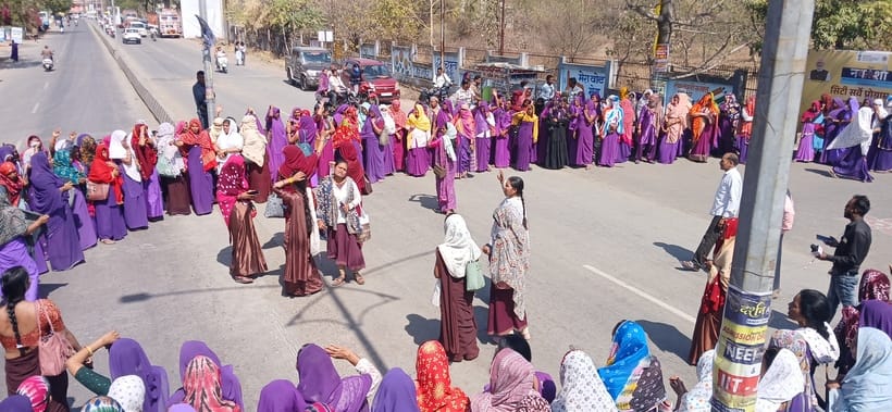 सीहोर। आशा-ऊषा ने कलेक्ट्रेट के सामने किया चक्काजाम।