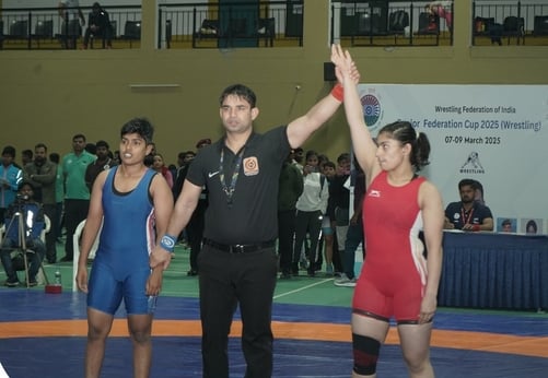 सीनियर फेडरेशन कप के कुश्ती मुकाबले में जीत के लिए जोर लगाती महिला पहलवान। स्रोत : प्रशिक्षक सीनियर फेडरेशन कप के कुश्ती मुकाबले में जीत के लिए जोर लगाती महिला पहलवान। स्रोत : प्रशिक्षक
