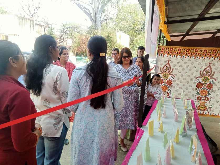 सिरोही। जिला कलेक्टर ने फीता काटकर हर्बल गुलाल बिक्री केंद्र का शुभारंभ किया।