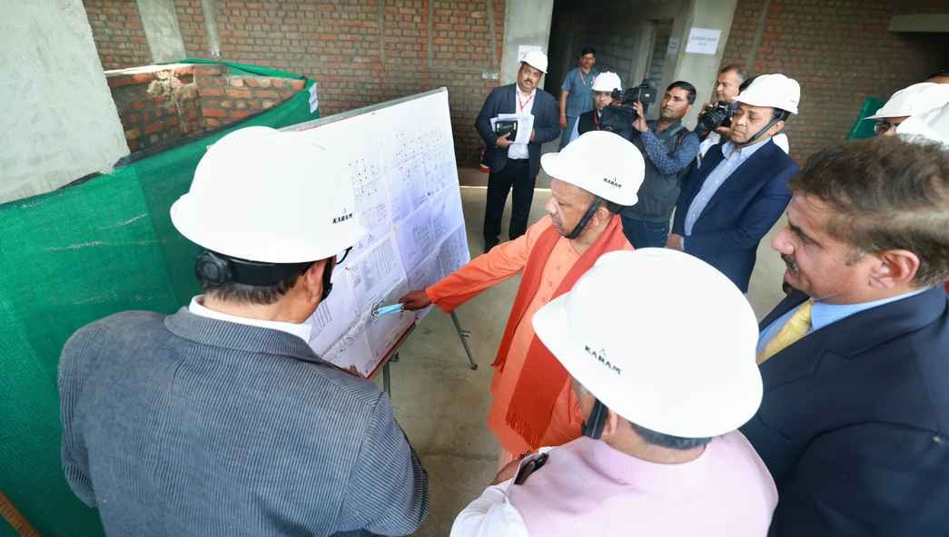 सरधना के सालवा गांव में मेजर ध्यानचंद खेल विश्वविद्यालय का निरीक्षण करते मुख्यमंत्री योगी आदित् सरधना के सालवा गांव में मेजर ध्यानचंद खेल विश्वविद्यालय का निरीक्षण करते मुख्यमंत्री योगी आदित्