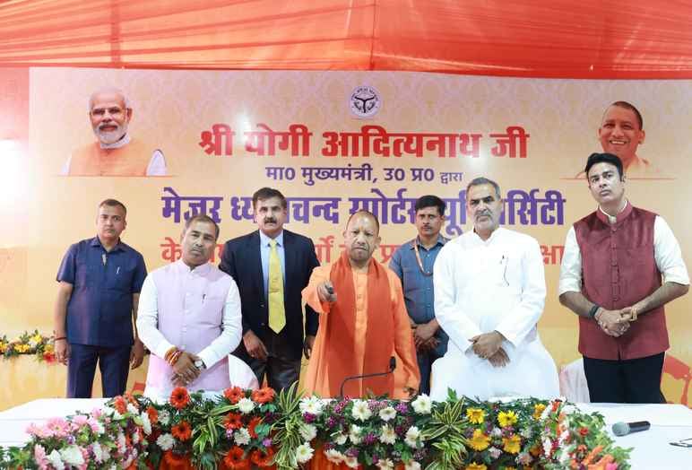 सरधना के सालवा गांव में मेजर ध्यानचंद खेल विश्वविद्यालय का निरीक्षण करते मुख्यमंत्री योगी आदित् सरधना के सालवा गांव में मेजर ध्यानचंद खेल विश्वविद्यालय का निरीक्षण करते मुख्यमंत्री योगी आदित्