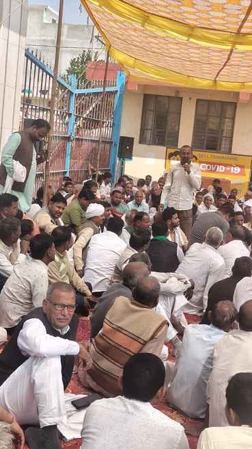 थानाभवन के बजाज शुगर मिल के गेट पर धरने पर बैठे किसान । संवाद