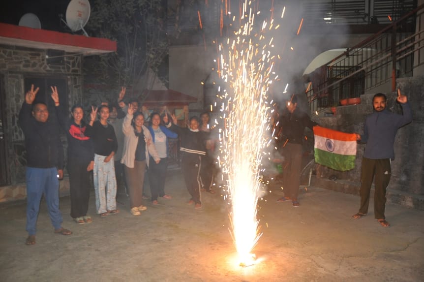 धर्मशाला के कोतवाली बाजार में इलेक्ट्रनिस की दुकान में भारत और न्यूजीलैंड के बीच चैंपियन ट्राफी धर्मशाला के कोतवाली बाजार में इलेक्ट्रनिस की दुकान में भारत और न्यूजीलैंड के बीच चैंपियन ट्राफी