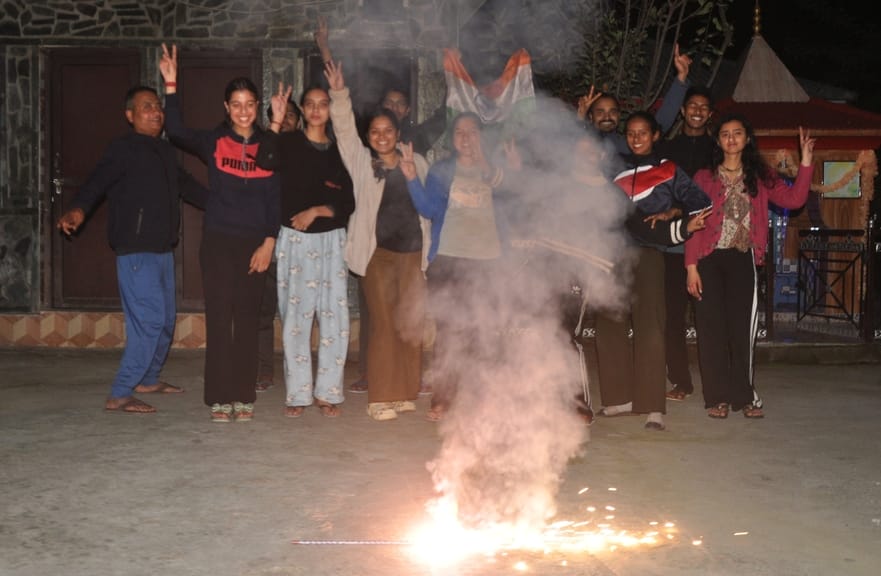 धर्मशाला के कोतवाली बाजार में इलेक्ट्रनिस की दुकान में भारत और न्यूजीलैंड के बीच चैंपियन ट्राफी धर्मशाला के कोतवाली बाजार में इलेक्ट्रनिस की दुकान में भारत और न्यूजीलैंड के बीच चैंपियन ट्राफी
