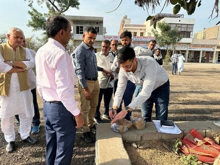 10जेएनडी26: मंडी में बनाई गई सड़क की गुणवत्ता की जांच करते हुए एसडीएम सत्यवान मान व अन्य अधिका 10जेएनडी26: मंडी में बनाई गई सड़क की गुणवत्ता की जांच करते हुए एसडीएम सत्यवान मान व अन्य अधिका