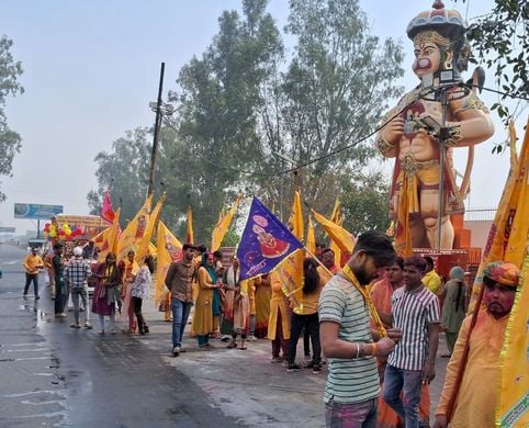 अपने-अपने निशान लेकर चलते बाबा के भक्त। संवाद