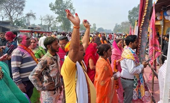 अपने-अपने निशान लेकर चलते बाबा के भक्त। संवाद
