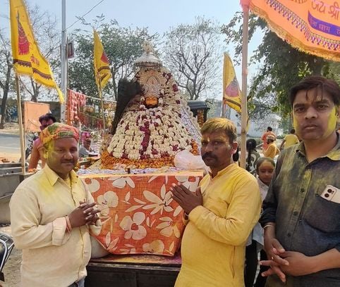अपने-अपने निशान लेकर चलते बाबा के भक्त। संवाद