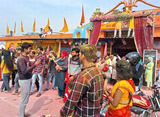अपने-अपने निशान लेकर चलते बाबा के भक्त। संवाद