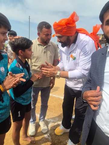 डाहर टीम को प्रथम स्थान हासिल करने पर ट्रॉफी देकर सम्मानित करते मुख्यातिथि व अन्य। स्रोत : सोशल