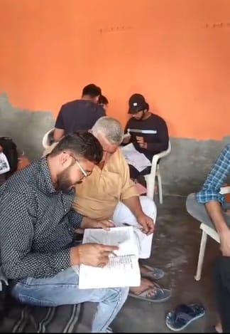 फोटो 35- सोनीपत के खरखौदा के गांव बिधलान स्थित परीक्षा केंद्र में दीवार पर चढ़कर पर्चियां पहुंच फोटो 35- सोनीपत के खरखौदा के गांव बिधलान स्थित परीक्षा केंद्र में दीवार पर चढ़कर पर्चियां पहुंच