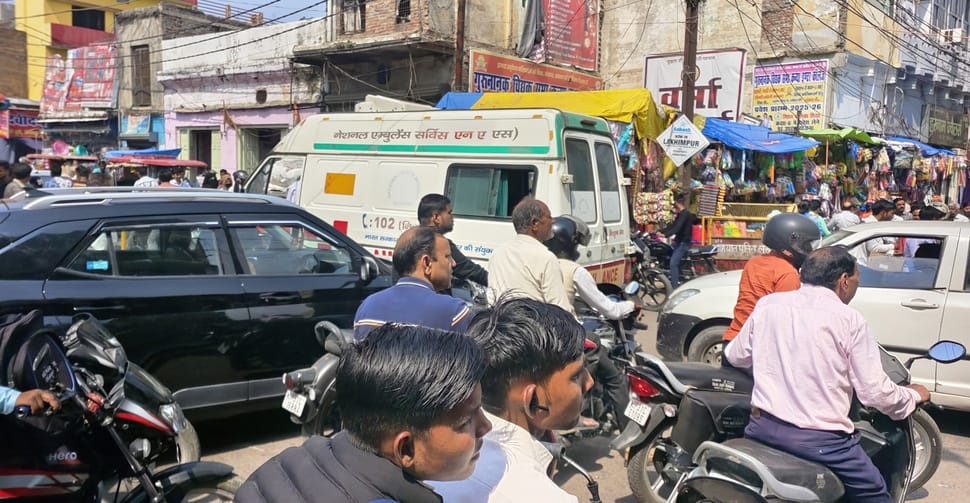 होली के मौके पर मंगलवार को बाजार में भीड़भाड़ के दौरान शहर की मेन रोड पर लगा भयंकर जाम। संवाद होली के मौके पर मंगलवार को बाजार में भीड़भाड़ के दौरान शहर की मेन रोड पर लगा भयंकर जाम। संवाद