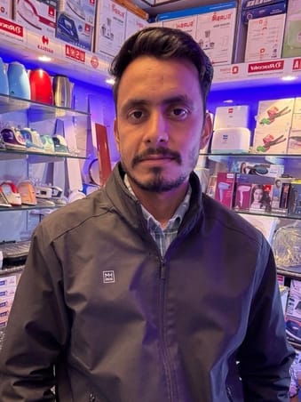 कांगड़ा में होली के लिए सजाई दुकान। संवाद कांगड़ा में होली के लिए सजाई दुकान। संवाद