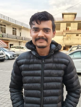 कांगड़ा में होली के लिए सजाई दुकान। संवाद कांगड़ा में होली के लिए सजाई दुकान। संवाद