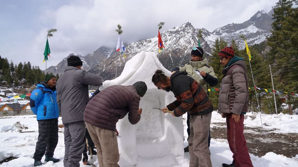 किन्नौर जिला की रक्षम  ग्राम पंचायत में तीन दिवसीय हिम मूर्तिकला  कार्यशाला में बर्फ  का मूर्ति