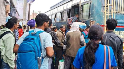 निघासन मार्ग पर दौड़ता डग्गामार वाहन। निघासन मार्ग पर दौड़ता डग्गामार वाहन।