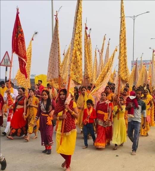 नवाबगंज कस्बे से खाटूश्याम की निशानयात्रा में झूमते श्रद्धालु। नवाबगंज कस्बे से खाटूश्याम की निशानयात्रा में झूमते श्रद्धालु।