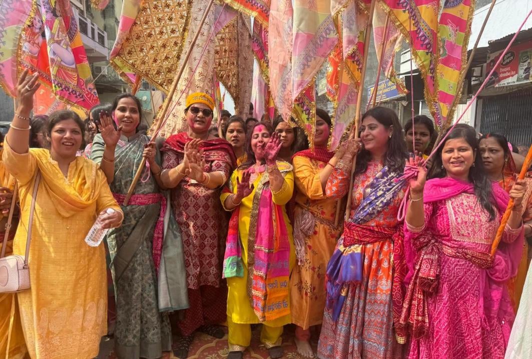 नवाबगंज कस्बे से खाटूश्याम की निशानयात्रा में झूमते श्रद्धालु। नवाबगंज कस्बे से खाटूश्याम की निशानयात्रा में झूमते श्रद्धालु।