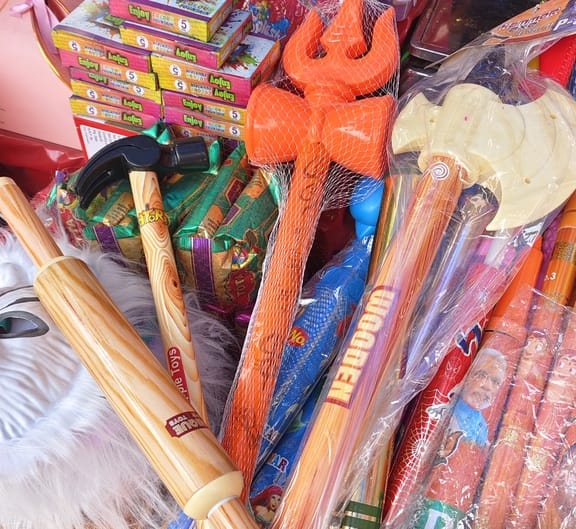 रंग गुलाल और मुखौटे आदि खरीदते लोग। संवाद