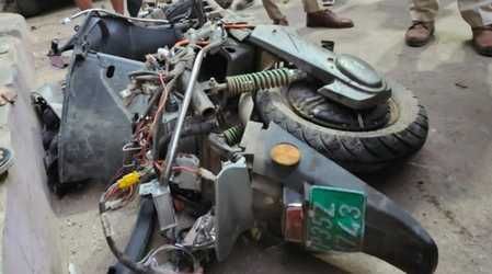 सागौन की सिल्लियों से भरी टवेरा का वन अमले ने किया पीछा... दो बाइकों को कुचल कर खंबे से टकराई ट