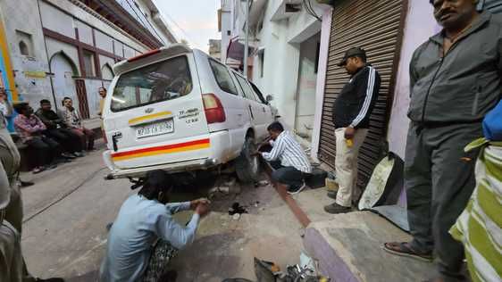 सागौन की सिल्लियों से भरी टवेरा का वन अमले ने किया पीछा... दो बाइकों को कुचल कर खंबे से टकराई ट