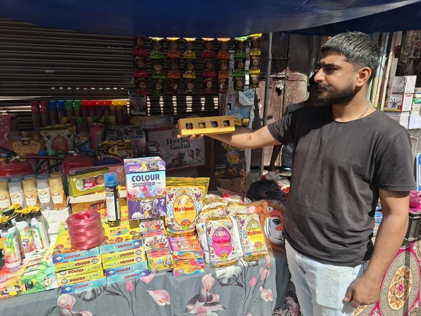 शहर के मोती बाजार स्थित दुकान में त्रिशूल,कुल्हाड़ी व हथौड़े वाली पिचकारी दिखाता दुकानदारा। अ शहर के मोती बाजार स्थित दुकान में त्रिशूल,कुल्हाड़ी व हथौड़े वाली पिचकारी दिखाता दुकानदारा। अ