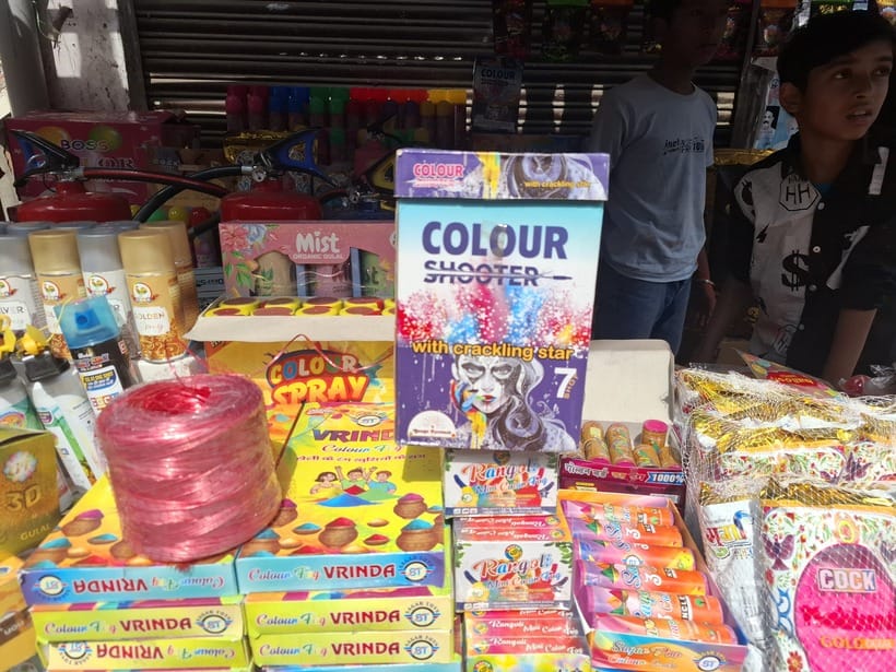 शहर के मोती बाजार स्थित दुकान में त्रिशूल,कुल्हाड़ी व हथौड़े वाली पिचकारी दिखाता दुकानदारा। अ शहर के मोती बाजार स्थित दुकान में त्रिशूल,कुल्हाड़ी व हथौड़े वाली पिचकारी दिखाता दुकानदारा। अ