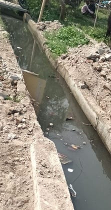 शहर के नौगवा चौराहे से एकता सरोवर जाने वाले मार्ग पर निर्माणाधीन नाला।संवाद शहर के नौगवा चौराहे से एकता सरोवर जाने वाले मार्ग पर निर्माणाधीन नाला।संवाद