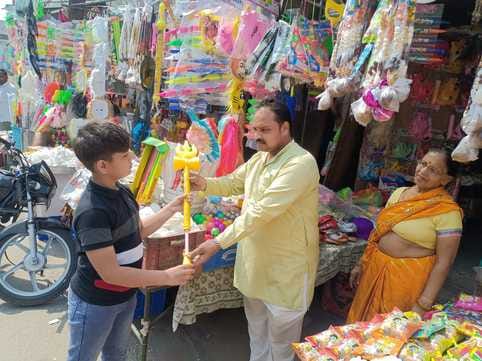 शामली के माजरा रोडपर दुकान में मोदी के मखोटे की खरीदारी करते लोग । संवाद शामली के माजरा रोडपर दुकान में मोदी के मखोटे की खरीदारी करते लोग । संवाद