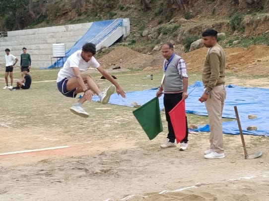 धर्मशाला के पुलिस मैदाल में चल रही कांस्टेबल भर्ती के दौरान 1500 मीटर दौड़ में भाग लेते हुए युव धर्मशाला के पुलिस मैदाल में चल रही कांस्टेबल भर्ती के दौरान 1500 मीटर दौड़ में भाग लेते हुए युव
