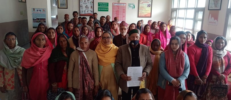 धर्मशाला में तपोवन के साथ लगी जमीन पर कनवेंशन सेंटर के विरोध में उपायुक्त को ज्ञापन सौंपने पहुं