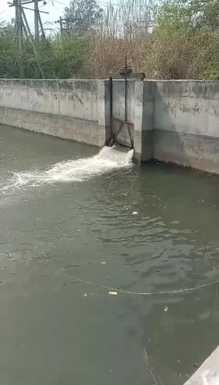 11सीटीके04 सोनीपत रोड स्थित जलघर-1 के लिए वाटर चैनल की सफाई करते मजूदर। संवाद 11सीटीके04 सोनीपत रोड स्थित जलघर-1 के लिए वाटर चैनल की सफाई करते मजूदर। संवाद