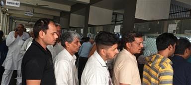 11सीटीके41 आर्य नगर में कपड़ा कारोबारी के आत्महत्या करने के बाद मौके पर जाती एफएसएल टीम। सोशल म