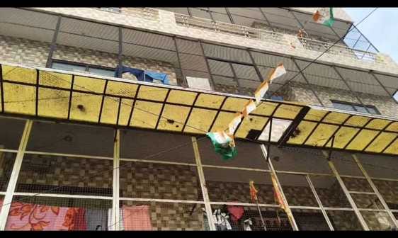 11सीटीके41 आर्य नगर में कपड़ा कारोबारी के आत्महत्या करने के बाद मौके पर जाती एफएसएल टीम। सोशल म