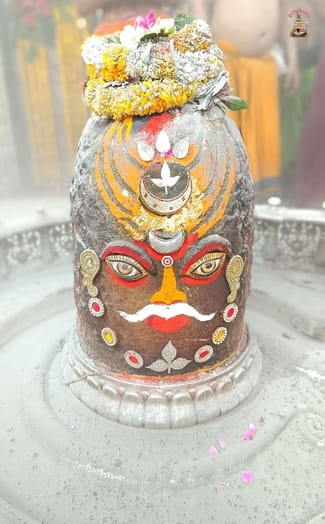 भस्म आरती मे मोर पंख की माला और हार पहनकर सजे बाबा महाकाल, जानिए इस वर्ष कब से बदलेगा आरती का स