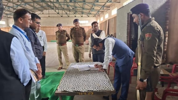 फोटो :38: सोनीपत के खरखौदा स्थित कन्या महाविद्यालय में मतगणना केंद्र पर जांच करने पहुंचे एसडीएम फोटो :38: सोनीपत के खरखौदा स्थित कन्या महाविद्यालय में मतगणना केंद्र पर जांच करने पहुंचे एसडीएम